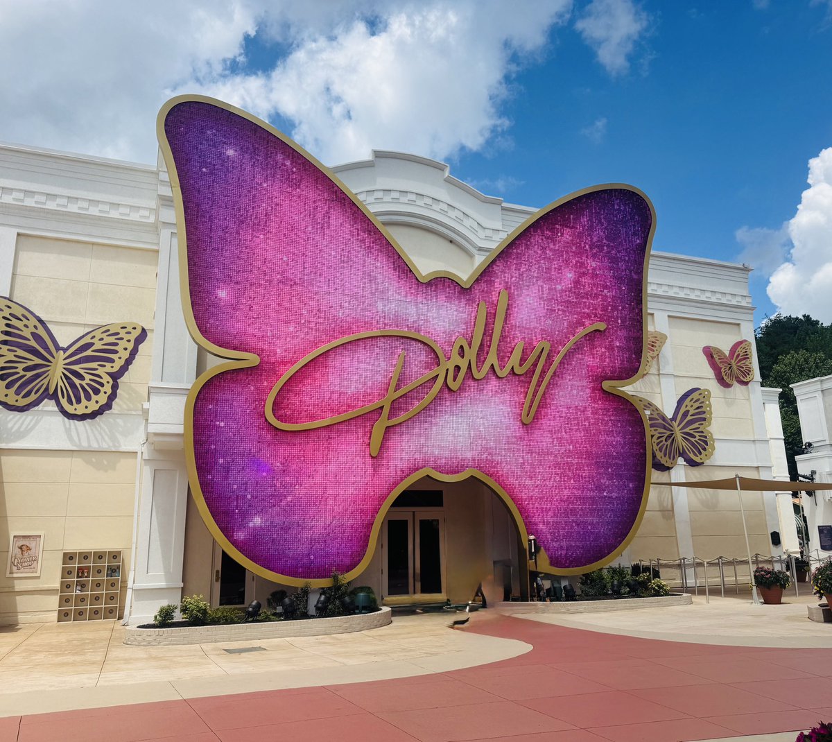 history_dame's tweet image. I’m back from my whirlwind trip. New hotel every night!
I started at the Biltmore Estate in Asheville, NC, and stayed one night at the Village hotel and the Inn.
My trip was supposed to end there, but I added Pigeon Forge, TN, to my drive and visited Dollywood and a Titanic…