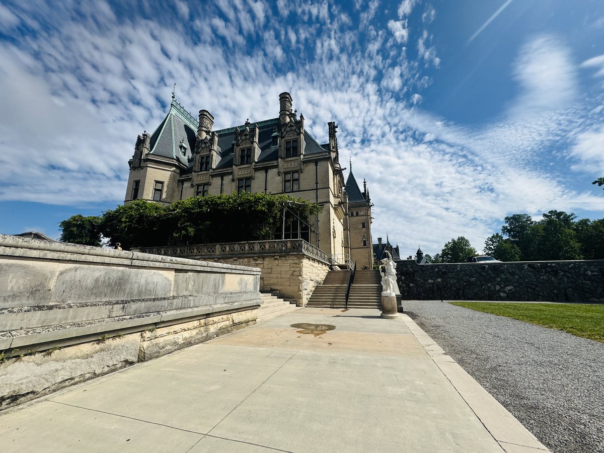 history_dame's tweet image. I’m back from my whirlwind trip. New hotel every night!
I started at the Biltmore Estate in Asheville, NC, and stayed one night at the Village hotel and the Inn.
My trip was supposed to end there, but I added Pigeon Forge, TN, to my drive and visited Dollywood and a Titanic…
