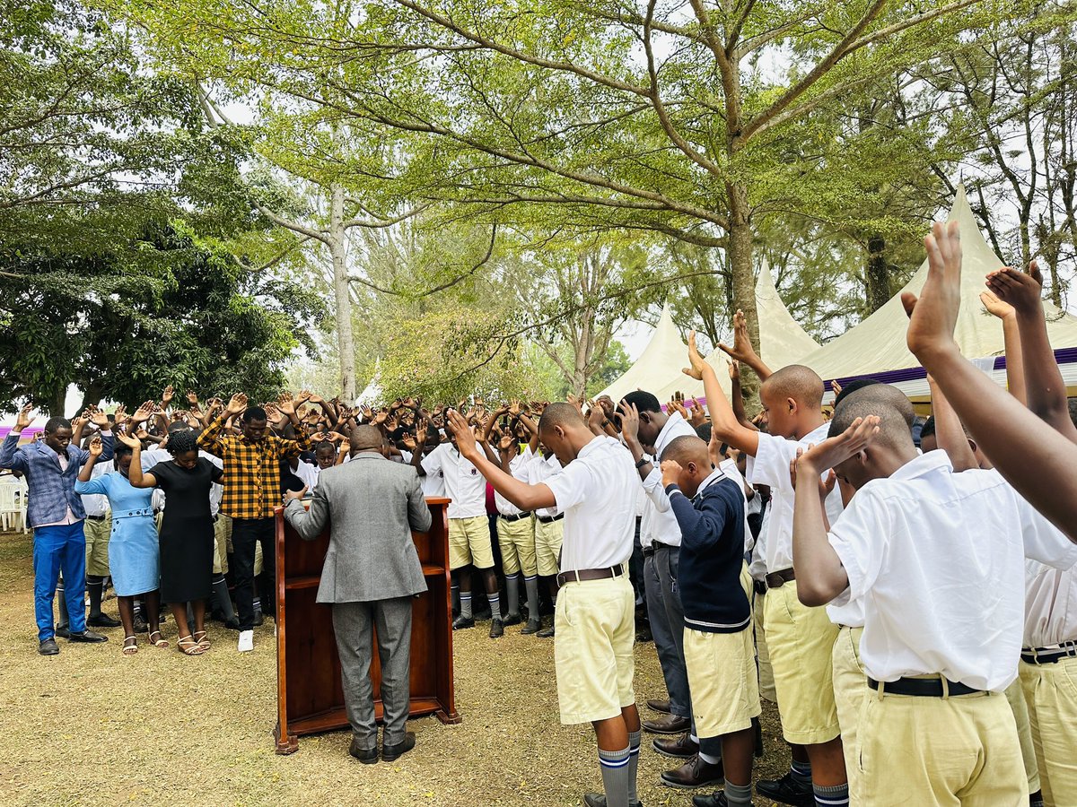 Nganwa_HS's tweet image. Our Annual SU Conference climaxes today with hundreds of students from different schools giving their lives to Christ. The theme; “Walk in the Spirit” from Galatians 5:16 encourages believers not to fulfill the desires of the flesh.
#JoinNganwa
#AmagyeziGaryaAmaani