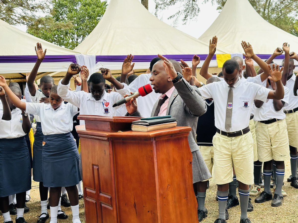 Nganwa_HS's tweet image. Our Annual SU Conference climaxes today with hundreds of students from different schools giving their lives to Christ. The theme; “Walk in the Spirit” from Galatians 5:16 encourages believers not to fulfill the desires of the flesh.
#JoinNganwa
#AmagyeziGaryaAmaani