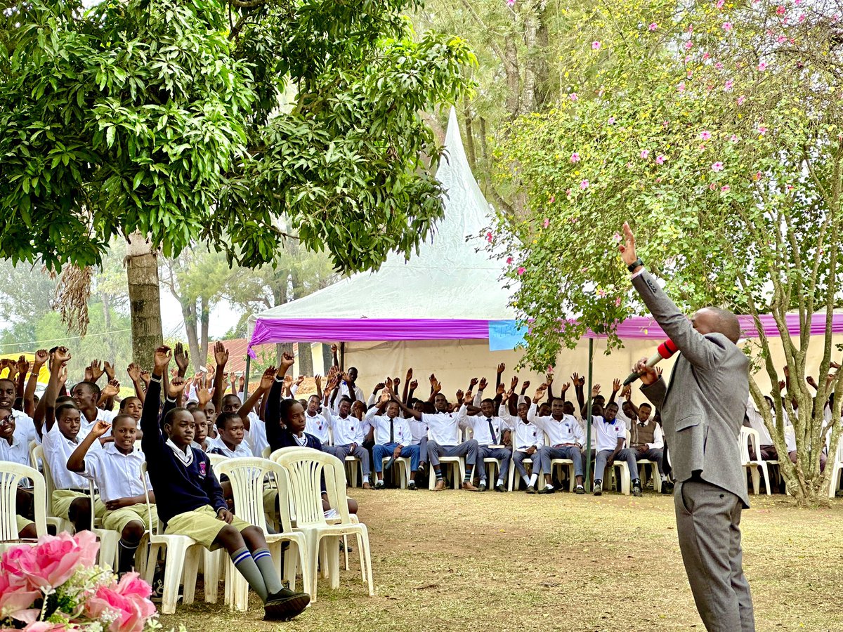 Nganwa_HS's tweet image. Our Annual SU Conference climaxes today with hundreds of students from different schools giving their lives to Christ. The theme; “Walk in the Spirit” from Galatians 5:16 encourages believers not to fulfill the desires of the flesh.
#JoinNganwa
#AmagyeziGaryaAmaani