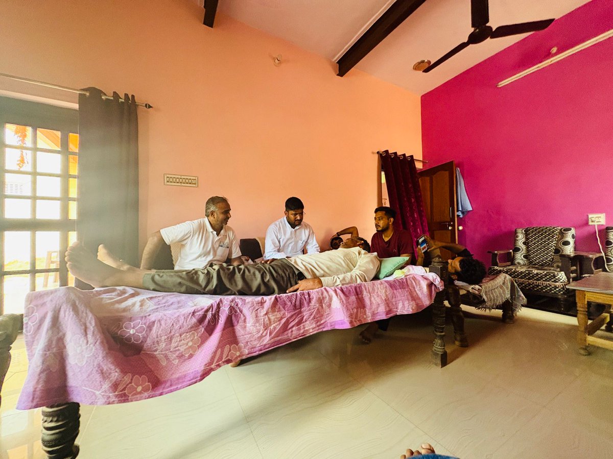 AsifChuru0029's tweet image. 📍गाँव राणासर
विधानसभा क्षेत्र चूरू के गाँव राणासर से राजू राम मीणा जी का सड़क दुर्घटना में इस दुनिया से चले जाना बहुत दुःखद हैं,आज उनके निवास स्थान पहुँचकर शोकसभा में शामिल हुआ व परिवारजनो से मुलाक़ात की।
साथ ही उनके साथ घायल हुए संतलाल मीणा जी से मुलाकात कर कुशलक्षेम जानी।