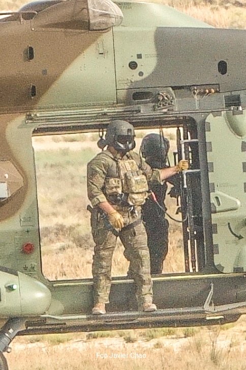 Web_AME's tweet image. No solo de pilotos viven las #FAMET @EjercitoTierra @FUTER_ET #spotting #avgeek #CH47F #BHELTRA_V #NH90 #BHELMA_III 🫡