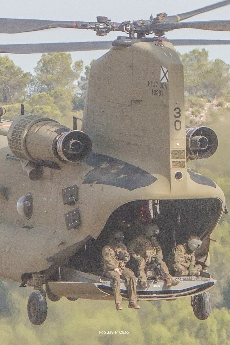 Web_AME's tweet image. No solo de pilotos viven las #FAMET @EjercitoTierra @FUTER_ET #spotting #avgeek #CH47F #BHELTRA_V #NH90 #BHELMA_III 🫡