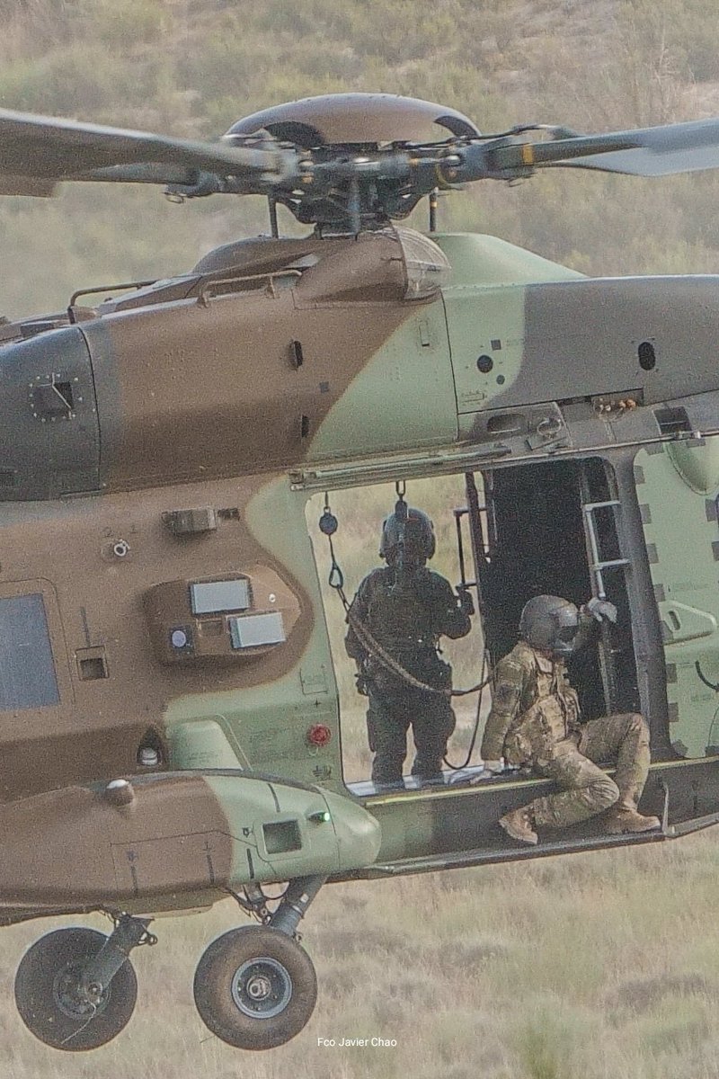 Web_AME's tweet image. No solo de pilotos viven las #FAMET @EjercitoTierra @FUTER_ET #spotting #avgeek #CH47F #BHELTRA_V #NH90 #BHELMA_III 🫡