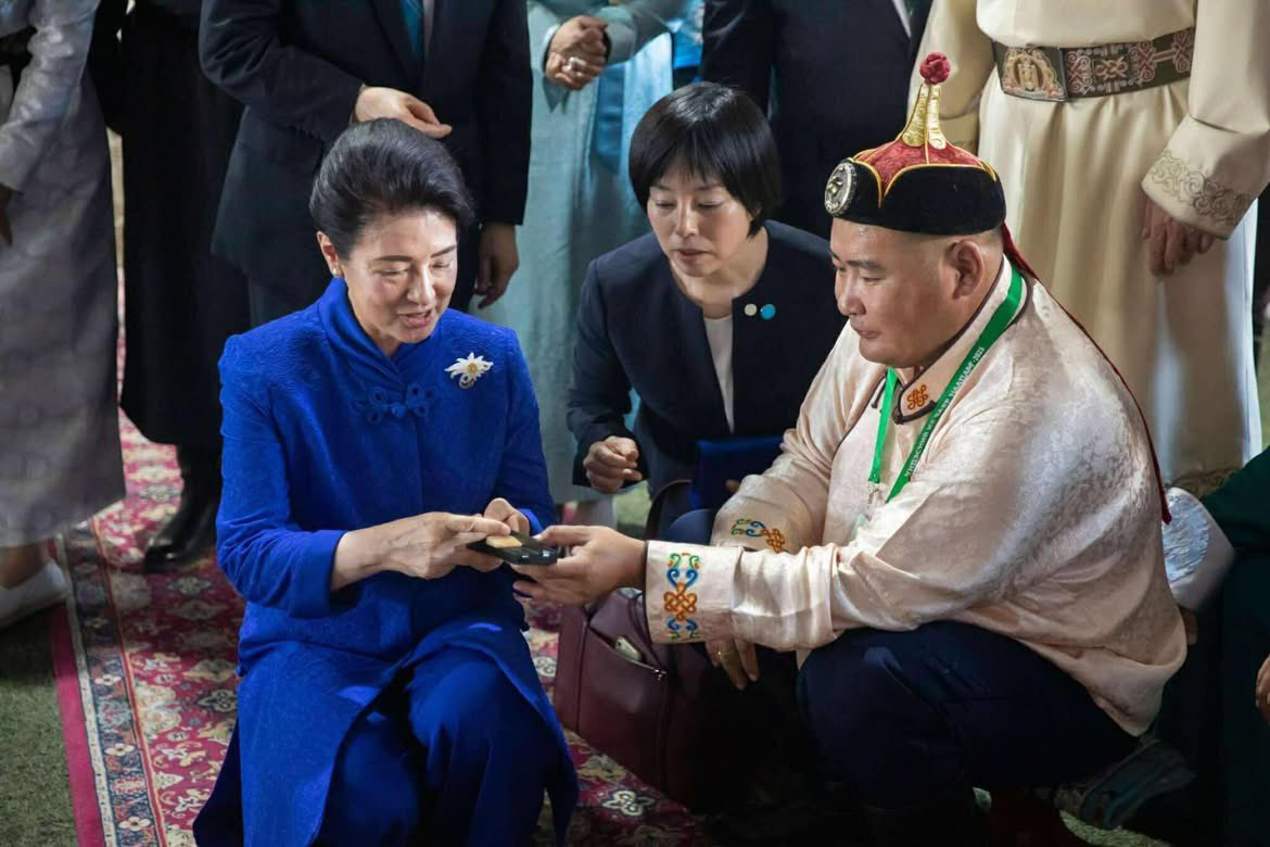 Эрхэм дээд хатан Масахи ерөнхийлөгчийн бэлэглэсэн цагаан уул цэцгээр энгэрээ гоёсон байна. Уг цагаан уул цэцэг хэлбэртэй бороошийг Монгол Улсын Ерөнхийлөгч У.Хүрэлсүх 2022 онд, Монгол Улс, Японы Улсын хооронд дипломат харилцаа тогтоосны 50 жилийн ойг тохиолдуулан тус улсад хийсэн