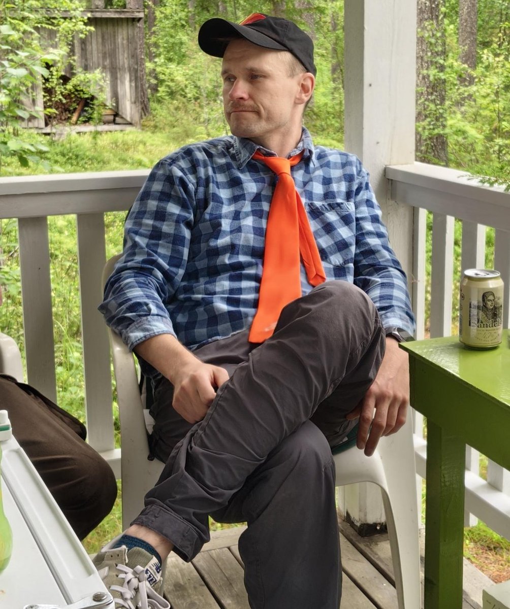 sulkahattu's tweet image. Ainakin kerran kesässä pitää käydä kurssikavereiden kanssa mökkeilemässä. Ne on niin hienoja tapahtumia että silloin on syytä käyttää solmiota