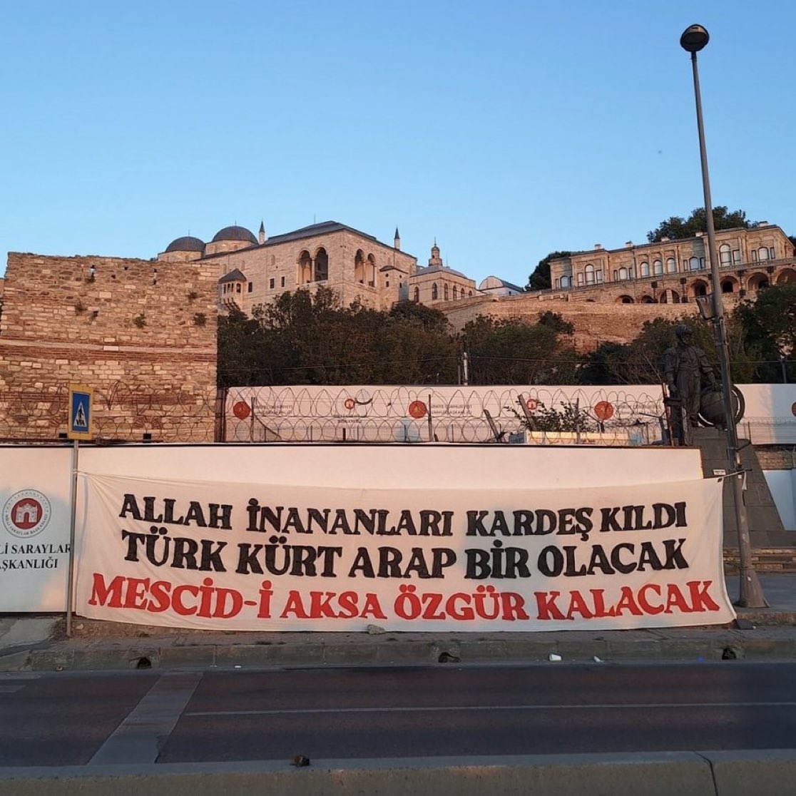 Bugün CHP İstanbul İl Başkanlığı önüne asılan pankart ile Topkapı Sarayı önüne asılan pankartların fontu, bezi, renkleri birebir aynı. Tek elden çıktığı çok belli.