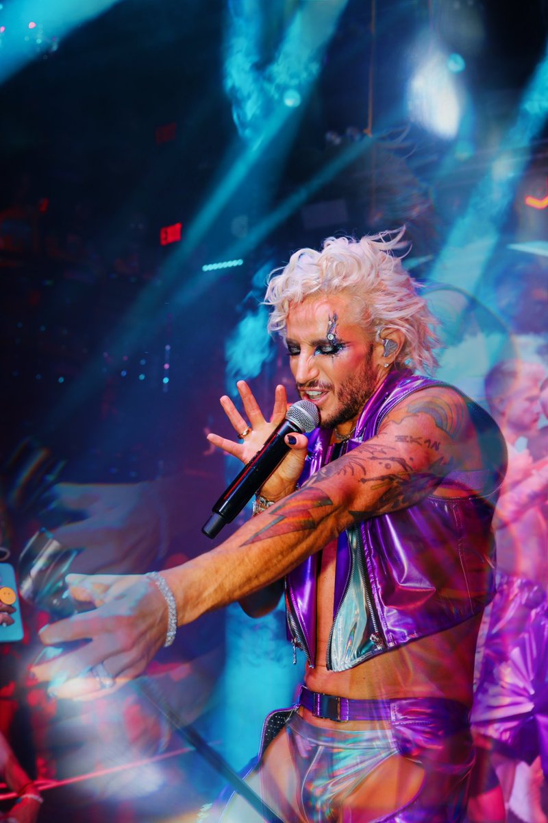 TheRobFlo's tweet image. Took some photos tonight of bestie @FrankieJGrande crushing it ✨