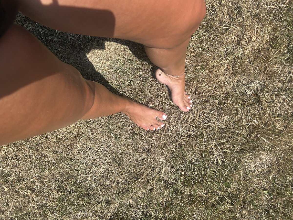 prettyfeetcali's tweet photo. So hot 🥵 https://t.co/hwaM77xT7o