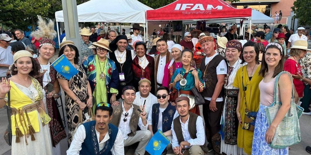 SmithsonianFolk's tweet image. This week, through the #KazakhstanArtisanInitiative, twelve artisans from Kazakhstan shared techniques with New Mexican silversmiths and ceramicists and consulted with festival leaders about evergreen cultural events—all set against the backdrop of the Sangre de Cristo Mountains!