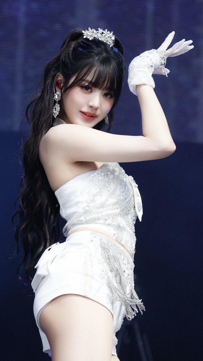 HER. 💁🏻‍♀️🤍✨

#IVEpalooza #LollaBerlin
#장원영 #JANGWONYOUNG #IVE