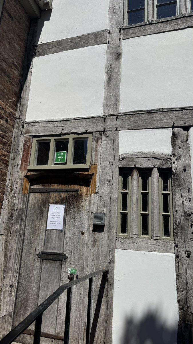 Dan_Martin's tweet image. When you’re a small business in a medieval town.
#smallbusiness #tewkesbury #medievalhistory #medieval #history