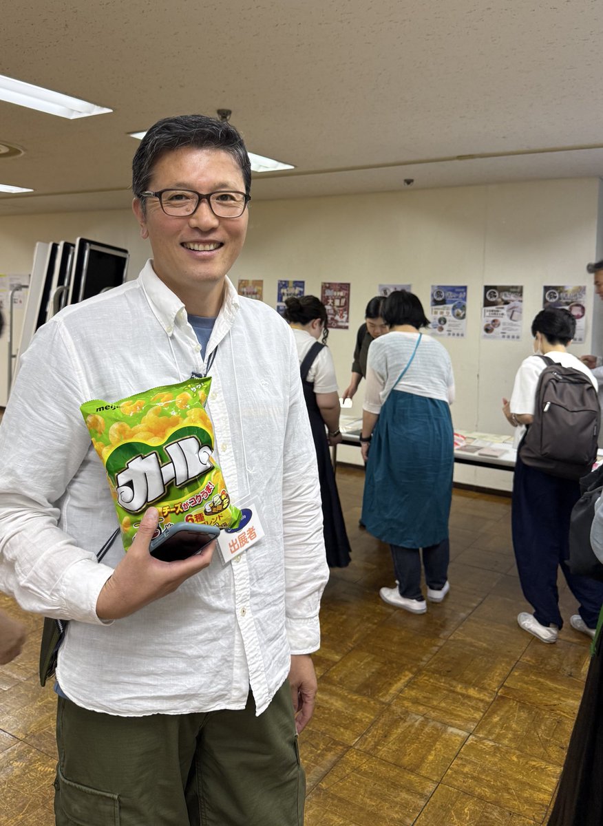 mare1983's tweet image. 手帳検定後、お土産選びコーナーで、文房具ではなく、カールをゲットされて笑顔の土橋さん（@_pen_info_ さん）。「あげていいですよ」と話されていたので、記念に残しておきます🤭

#手帳夏祭り