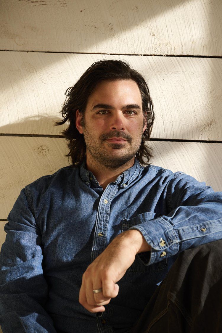 "I feel like 'invention' triggers the bullshit alarm inside our animal minds, which prevents readers from fully entering the fictive dream." <a href="/frumperella/">𝕝𝕖𝕒𝕙 s 𝕕𝕨𝕠𝕣𝕜𝕚𝕟</a> interviews <a href="/HarrisLahti/">Harris Lahti</a> about his debut novel, “Foreclosure Gothic.” lareviewofbooks.org/article/graves…