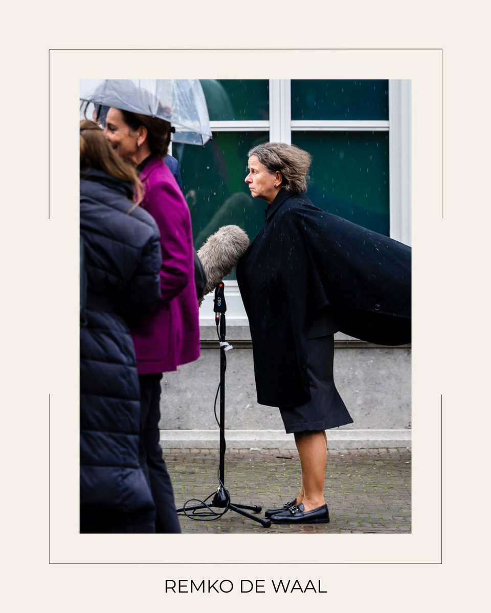 “De jury - dit jaar <a href="/AnkeTruijen/">Anke Truijen</a>, <a href="/TheoBovens/">Theo Bovens</a> en Frederiek Biemans - heeft de shortlist bekendgemaakt voor de PrinsjesFotoprijs. Genomineerd met drie foto’s: Robin van Lonkhuijsen en <a href="/remkodewaal/">Remko de Waal</a>! 📸✨

#PrinsjesFotoprijs #politiekefotografie #DenHaag #journalistiek
