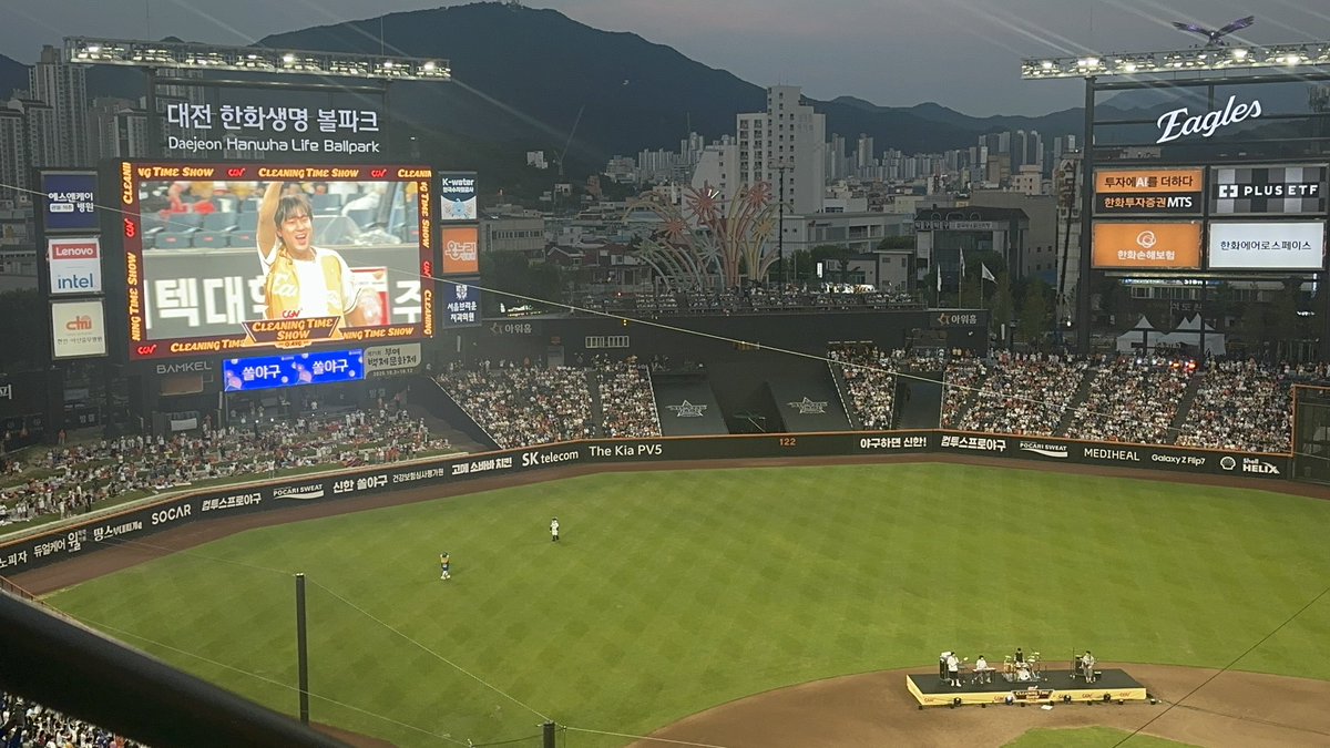 주말에는 좋아하는 야구 보고 왔어요..❤️ 
엄청 더웠지만...🥵 
이무진 슨배님이랑 잔나비 슨배님 봤어욤👍

야구 보면서 혼자 생각 했었는데 
운학이 주전 포수 되게 잘 어울릴 것 같지 않나요? 
포수 장비끼고 엄청 날카로운 눈으로 공 날라오는 거 다 잡아내고 타석에서는 홈런도 칠 것 같음이🫶