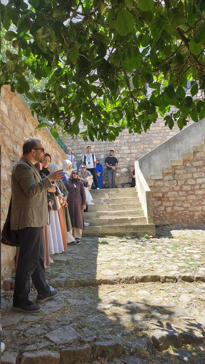 Bugün merhûm Ahmed Yüksel Özemre’nin izinden giderek Üsküdar sokaklarında dolu dolu 6 saat geçirdik. Her durakta bir hâtıra, her adımda bir anlam vardı. Hem Üsküdar’ı yeniden keşfettik hem de kıymetli hocayı dualarla andık.

Bu güzel geziye bilabedel vesile olan sevgili Hasan