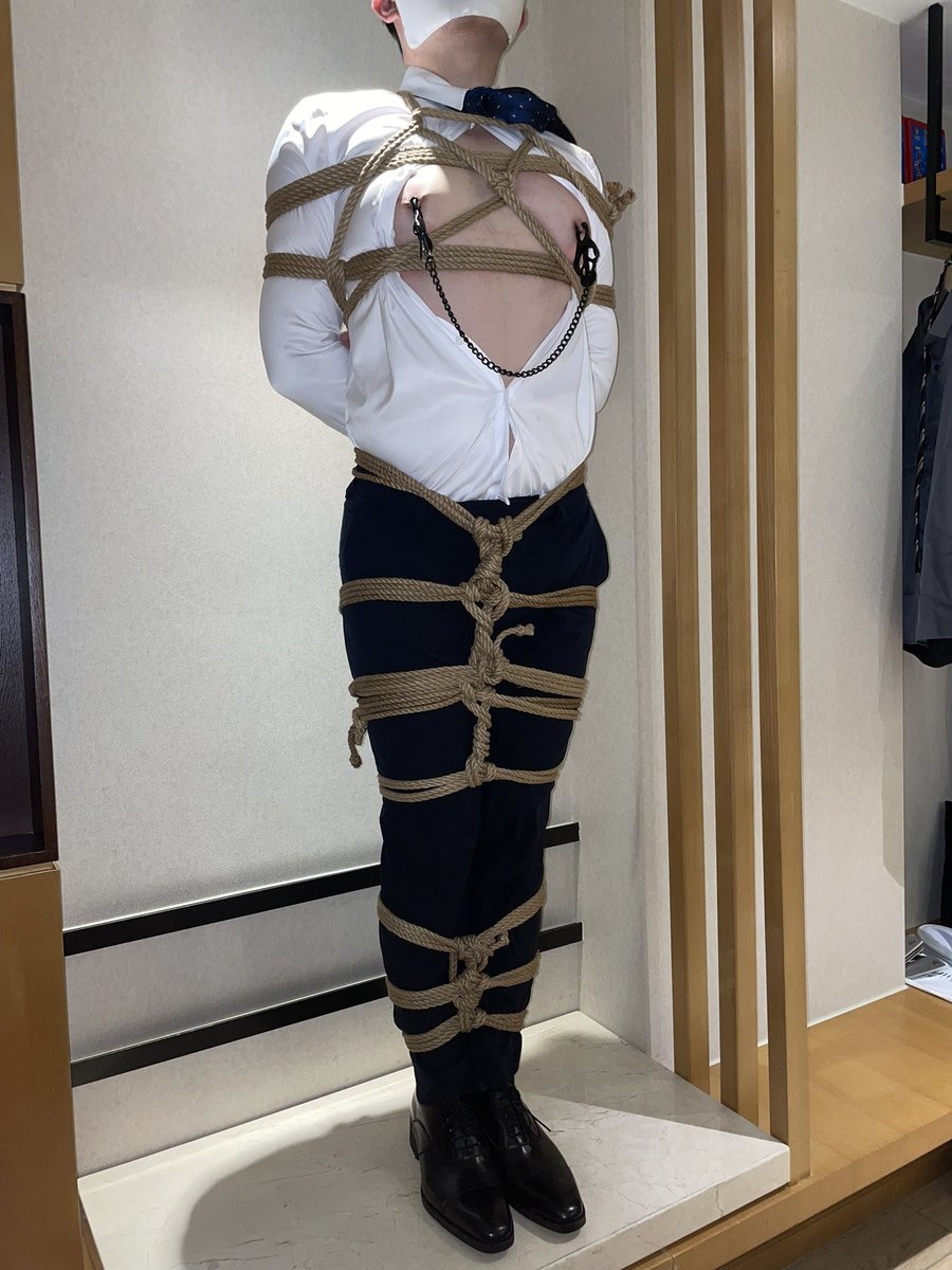 [周末奴隶] (完）
老板：这房卡就给同事们了。他们想怎样就怎样咯😈

[Weekend Slave]
Boss: The room card will be given to our colleagues. They’ll do whatever they want.

🪢:<a href="/switchguyinsuit/">switchguyinsuit</a>