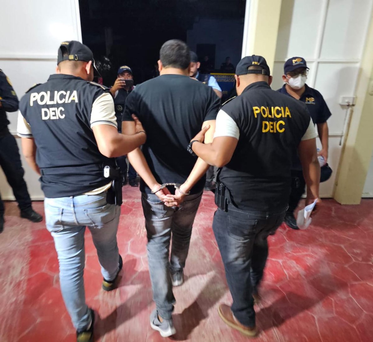 Noti7Guatemala's tweet photo. Colombiano capturado por Asociación ilícita y Lavado de dinero y otros activos.
Suman 9 capturas por este mismo caso, investigadores de la #DEIC, apoyados por la #DIFEP, en coordinación con fiscales, en un allanamiento que realizaron en San Benito, Petén.
08 teléfonos celulares, dos radios de comunicación, Q. 8,910, además fueron identificadas 6 mujeres de nacionalidad colombianas que se encontraban en el domicilio. El Ministerio Público también ordenó el secuestro de una camioneta marca Kia, con placas de circulación P-173JXK.
Así mismo fue capturado Sandra "N", de 33 años, según las investigaciones presuntamente es la encargada de los contactos con clientes para brindar servicios sexuales con las mujeres que se encontraban en el lugar.