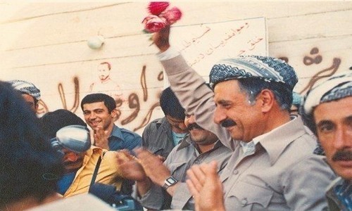 امروز ۳۶مین سالگرد قتل سیاسی دکتر عبدالرحمان قاسملو، دبیر کل «حزب دموکرات کُردستان ایران» (#حدکا)، توسط دیپلمات-تروریستهای ج.ا در حین «مذاکراتِ صلح» در شهر وینِ اتریش است؛ مذاکراتی که ج.ا به عنوان تله مرگ او طراحی کرده بود.

دکتر قاسملو از فرهیخته‌ترین، بلیغترین و کاریزماتیکترین