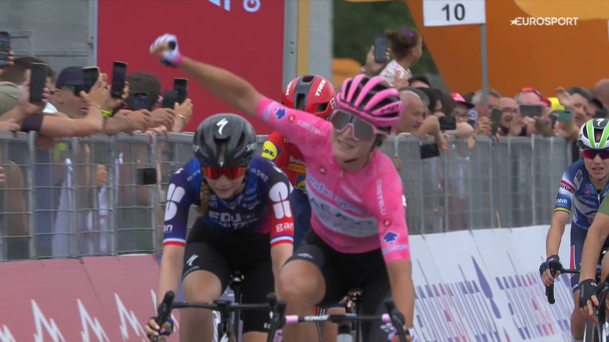 Certe imprese stanno strette in un piccolo box in basso in prima pagina o in qualcuna più avanti e si prendono altrove - in sella ad una bicicletta, in questo caso - tutto quello che meritano