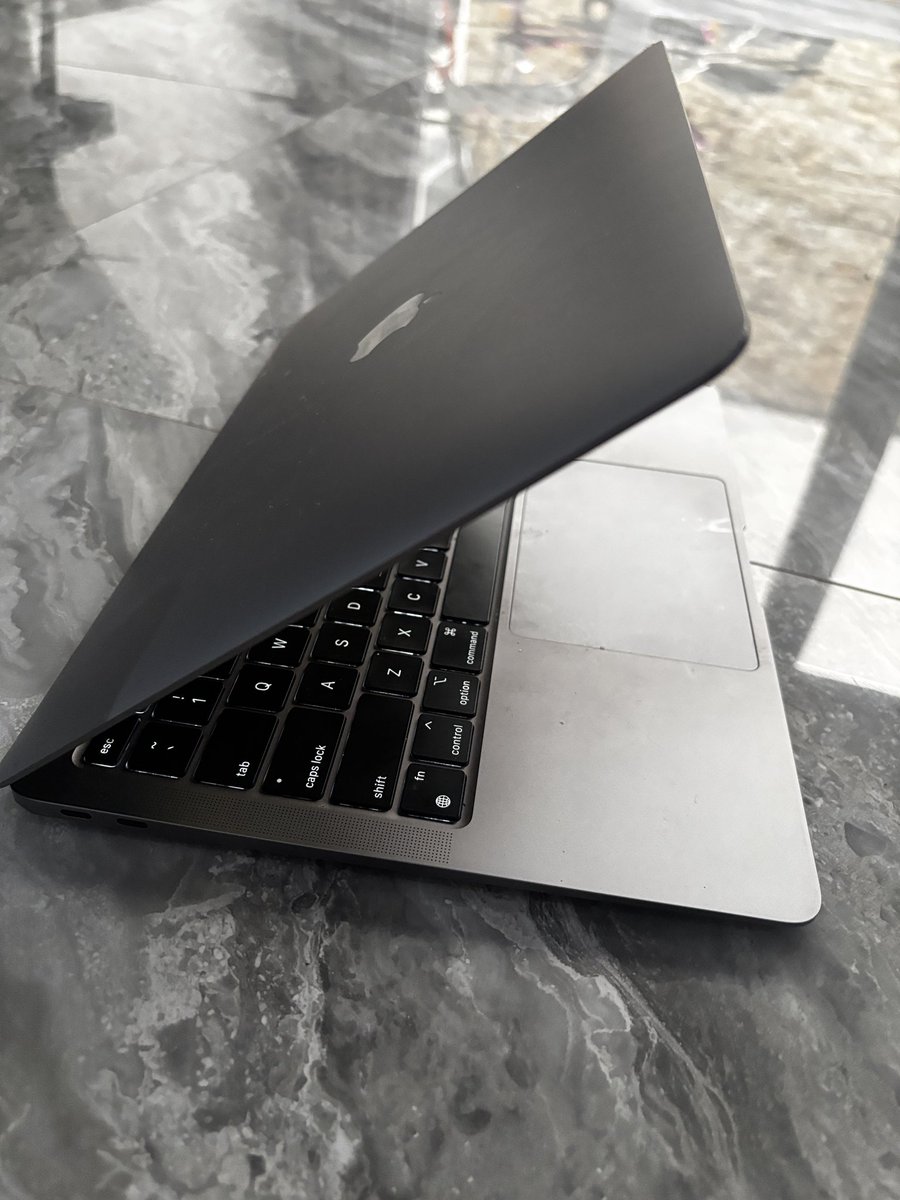retkoolvr's tweet photo. WTS MacBook Air M1 2020 8/256. 
💸8,2Jt NETT. 

- kamera dan speaker jernih, keyboard mulus
- BH 90% 
- box, surat2, power adapter ori, cable IT (beli di iBox)
- pemakaian baru dua tahun
- minus di ujung ada damage sedikit

COD BOGOR #zonauang https://t.co/twnwIYRmmP