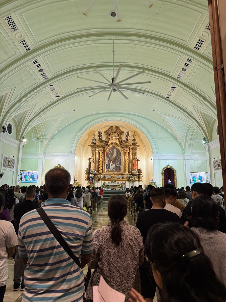 BernardVOna's tweet photo. When God is at the center, everything else falls into place.  Sunday Mass.🙏🏻 https://t.co/EEK3d12qOj