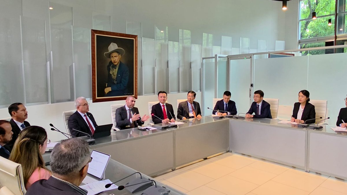 Delegación de #China encabezada por el Cro. Zhang Run, Director para América Latina y el Caribe del Ministerio de Relaciones Exteriores de la República Popular China, sostiene importante reunión con Funcionarios del Gobierno de Nicaragua #UnidosEnVictoria