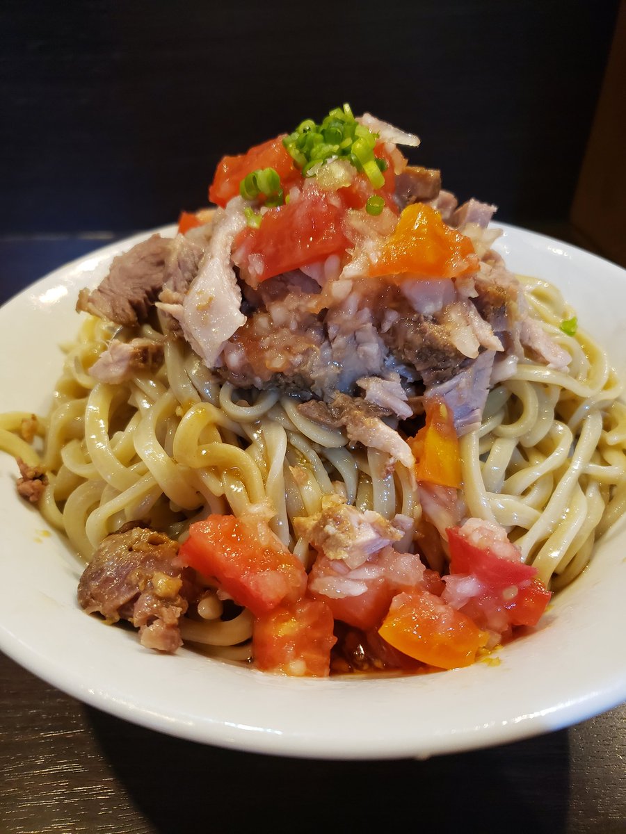 kaede_fortune's tweet image. 野菜ってさ、基本的には他の食材の旨味を吸って美味しくなるイメージなのに、トマトは自らが味のベースになれるので不思議。トマトすごい!特別な野菜!