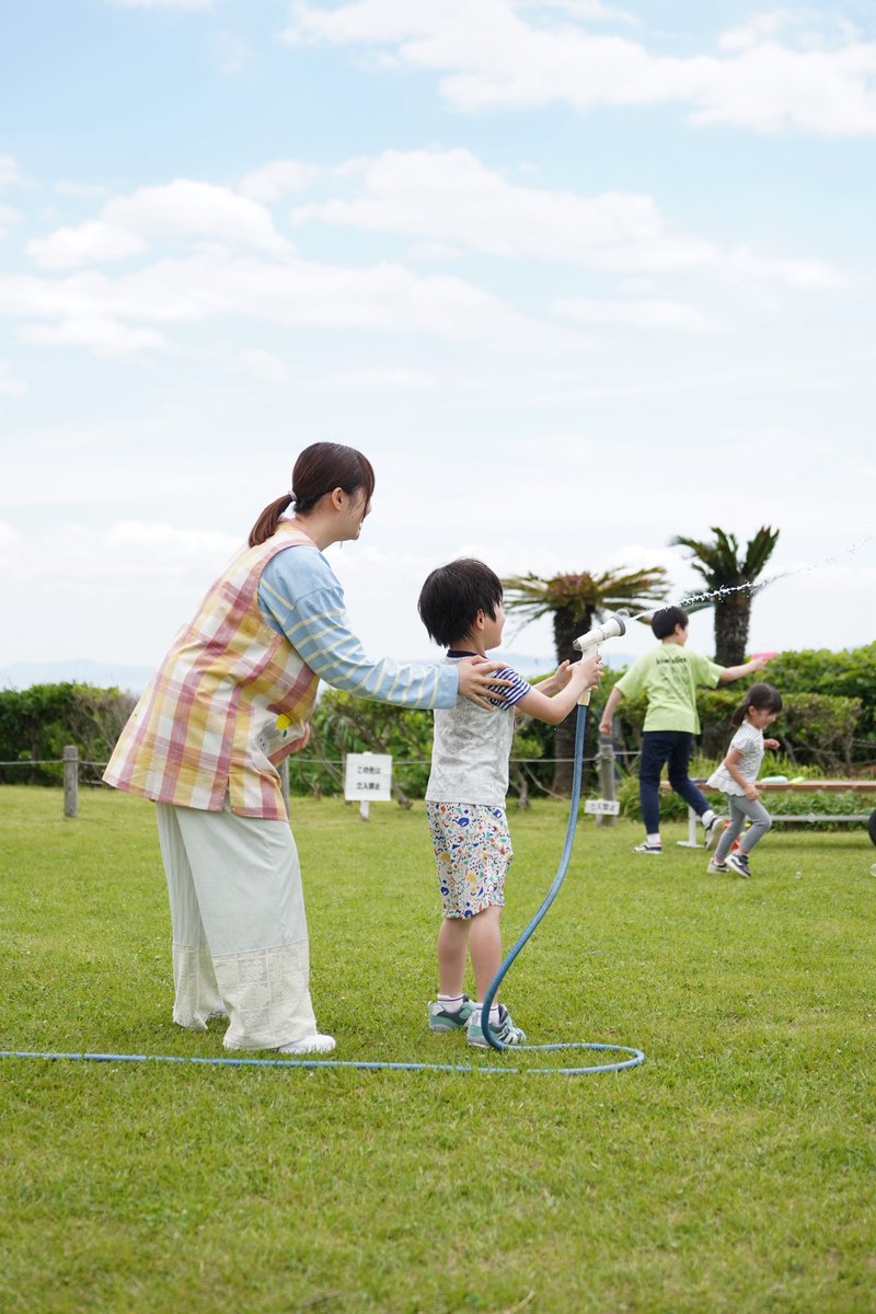 ⋰ 
  第𝟭話オフショット🌱
⋱

芽衣ちゃん(#莉子)と遊ぶ
風雅(#二ノ宮陸登)👦🏻
青葉(#市野叶)🧒🏻
花蓮(#吉田萌果)👧🏻

この日が初対面でしたが、
とても楽しそうに
4人ではしゃいでいました☺️🚿

🔗TVer
tver.jp/episodes/epezu…

………
📢【第2話】7/14(月)よる9時
#明日はもっといい日になる