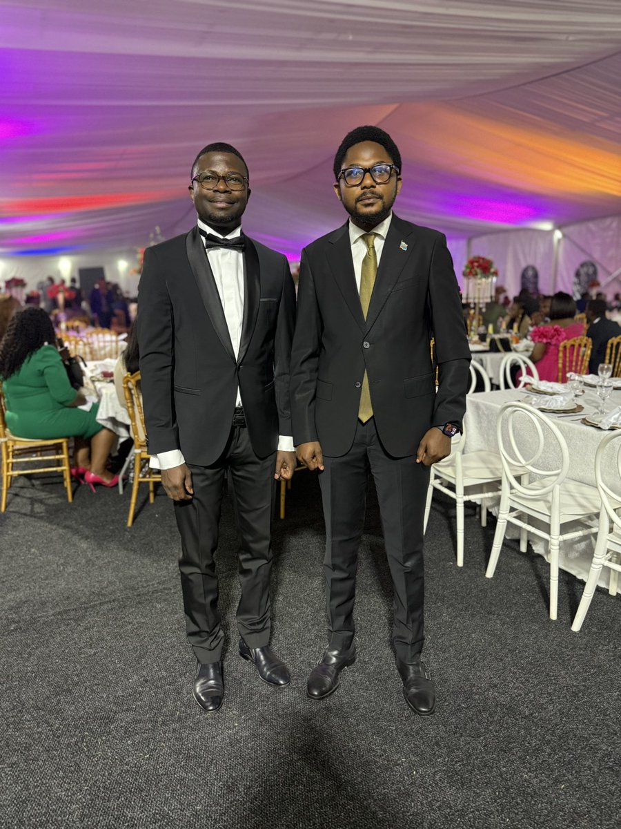 La journée du barreau s’est terminée par une soirée de GALA,un moment rare où les robes noires ont laissé place aux tenues élégantes,où les plaidoiries ont cédé le terrain aux pas de danse.Parce qu’un avocat aussi a le droit de s’amuser… sans commettre de faute professionnelle😃