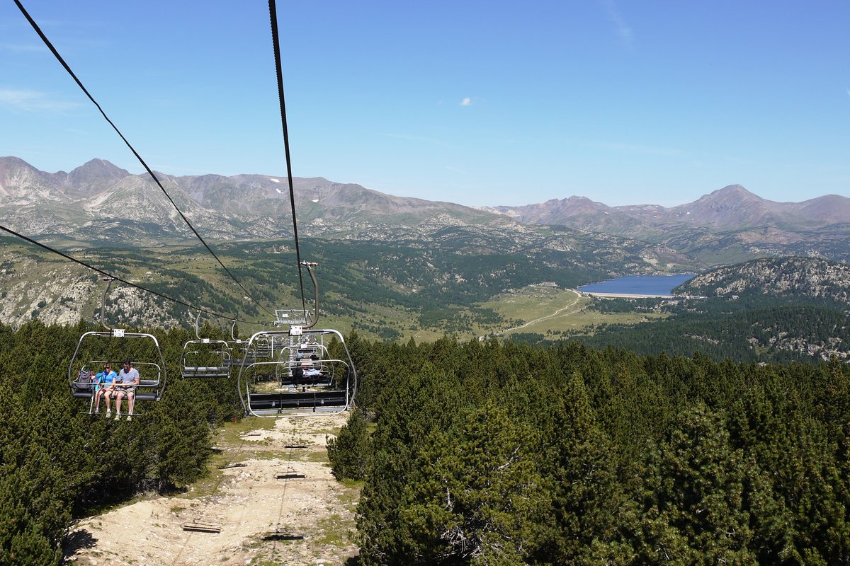 🥾 1jour/1rando : Direction les lacs des Bouillouses &amp; Pradeilles, entre nature préservée et vues à couper le souffle 🌲🌼

📍 Envie de grand air ? C’est le moment parfait !
#1jour1rando #FontRomeu #Pyrénées2000 #VuePanoramique #VacancesActives