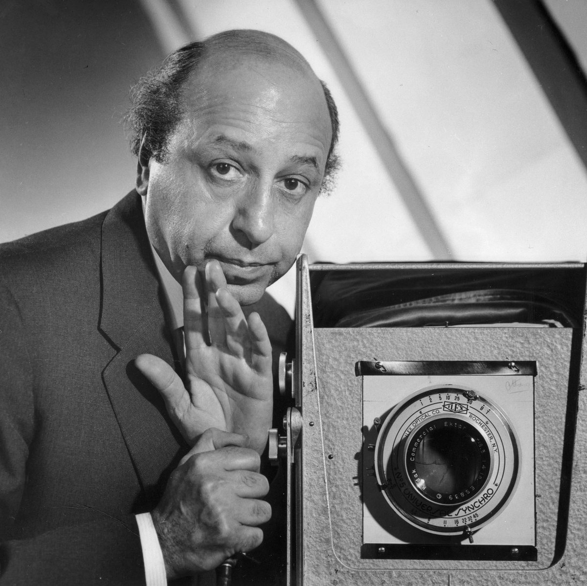 CraigBaird's tweet image. During the 20th century, the greatest portrait photographer was Canadian Yousuf Karsh.
From his studio in Ottawa, he captured the portraits of some of the most famous individuals from that century.
This is the story of the master photographer.

🧵 1/12