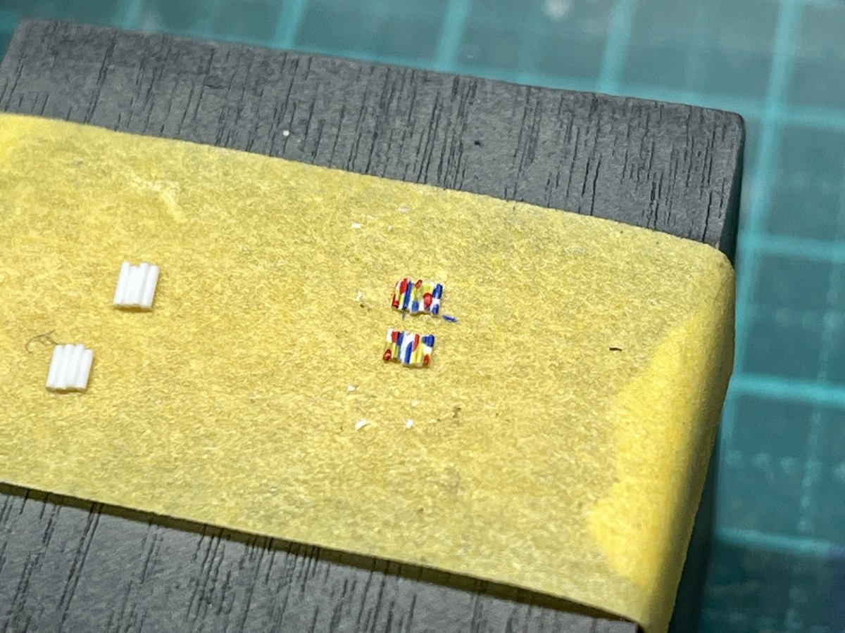 tri_3_'s tweet image. フジミ陸奥、伊勢の時と同様に0.3㎜プラ棒を横並びにして塗装、畳んだ信号旗として置きます