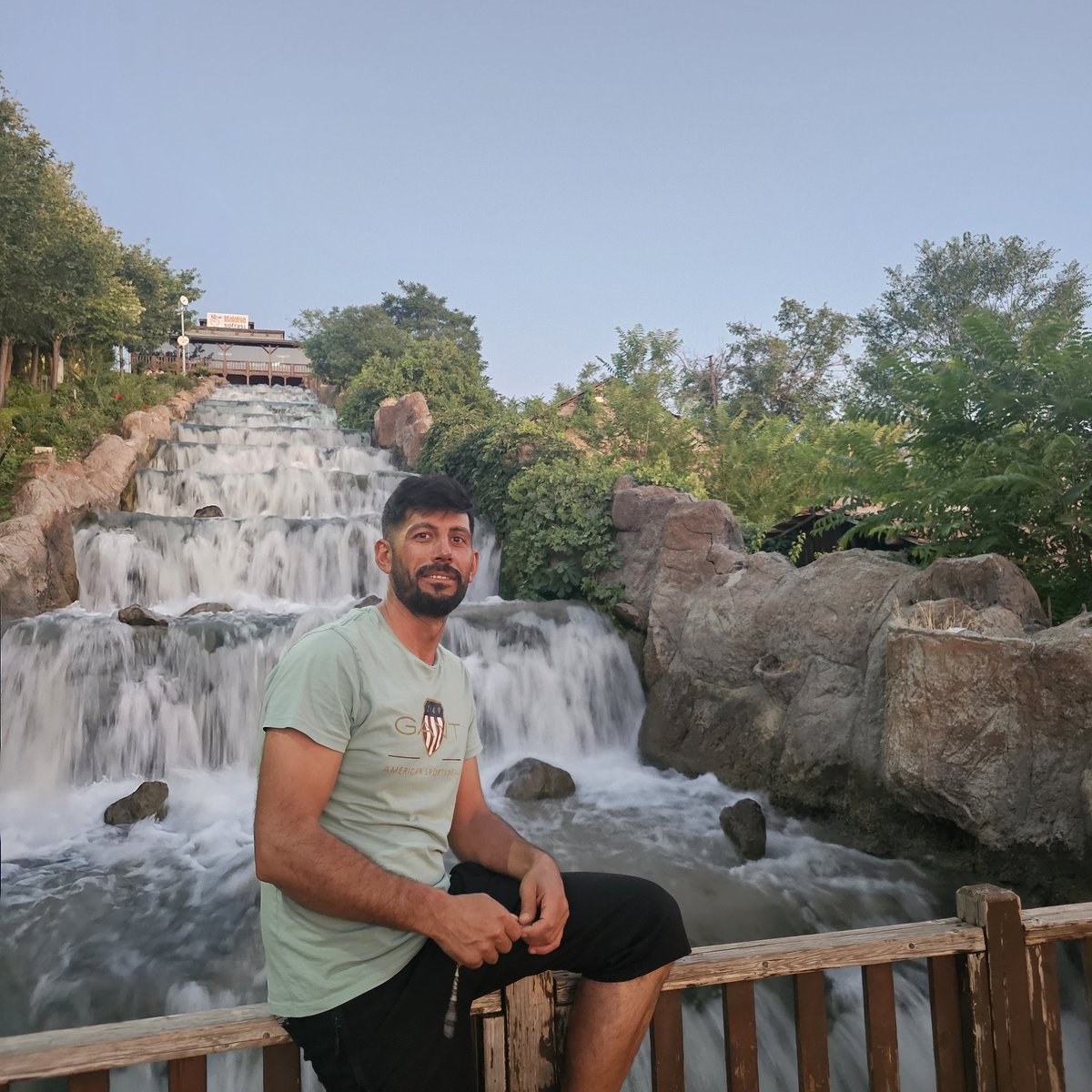 Vaktinden önce gider’mi insan?
Gidiyorlar işte 
Duvarda hırkaları, 
Cebinde fotoğrafları, 
Sevdiği türküleri, evdeki yerini 
Her şeyi dağıtıp gidiyorlar hem de 
Gidiyorum" bile diyemeden .