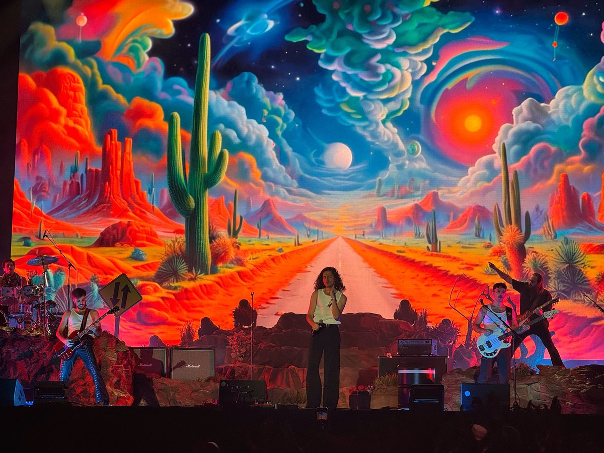 Mención especial al discurso que dio Antonio hablando de los que estamos (por necesidad) en Madrid y echamos de menos nuestra casa y el mar. Pelos de punta (y alguna lagrimilla). Tocasteis de lleno en el corazoncito y pocos pueden hacer eso. Enormes, <a href="/arde_bogota/">ARDE BOGOTÁ</a>.