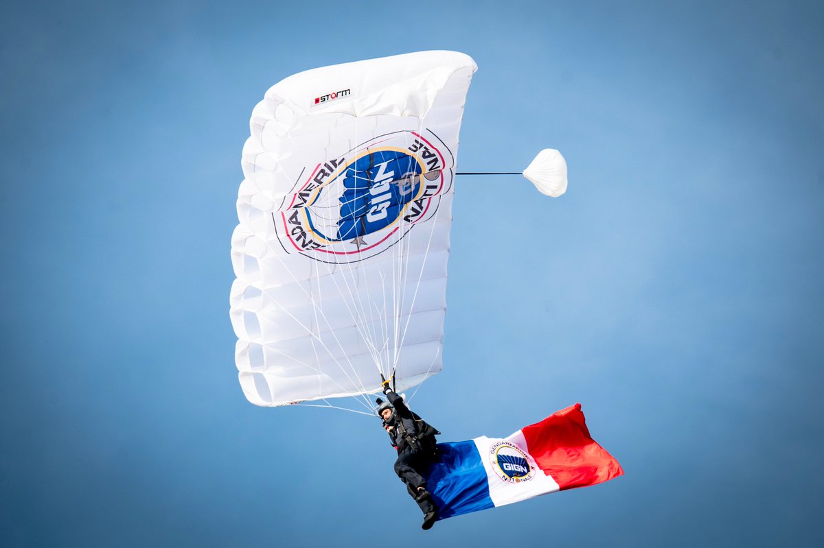 CVersailles's tweet image. 🇫🇷🪂 Demain matin, ne manquez pas un moment spectaculaire ! Dans le cadre du défilé du 14 juillet, le GIGN réalisera un saut en parachute dans les jardins du château de Versailles. 📺 En direct sur @TF1 à 7h30.
