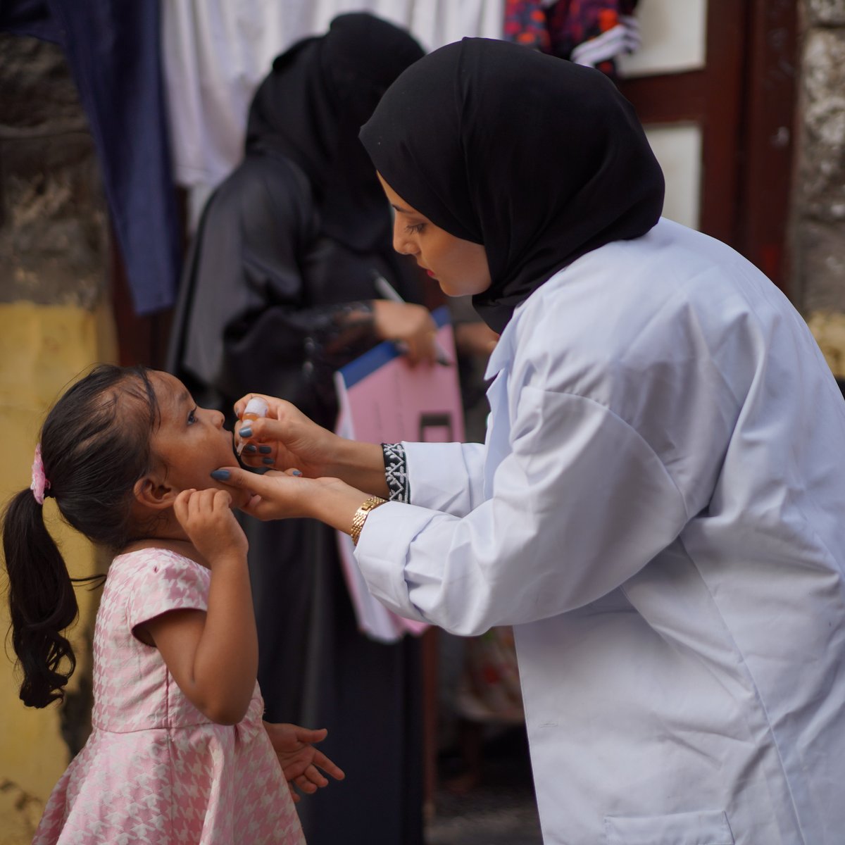 WHOYemen's tweet image. Every child deserves a healthy start.
Polio is still spreading in Yemen—but it's preventable.
📅 12–14 July: Vaccination teams will visit homes & health centres in 12 southern governorates.
💉 nOPV2 is safe & effective.
Open your door. Say yes. #EndPolio #VaccinesWork
