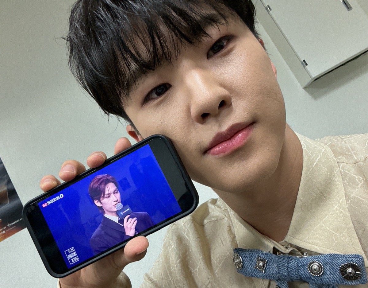 moontomeetyou's tweet photo. “what’s friendship?”

“friendship is… us…” https://t.co/ulcU79dhFr