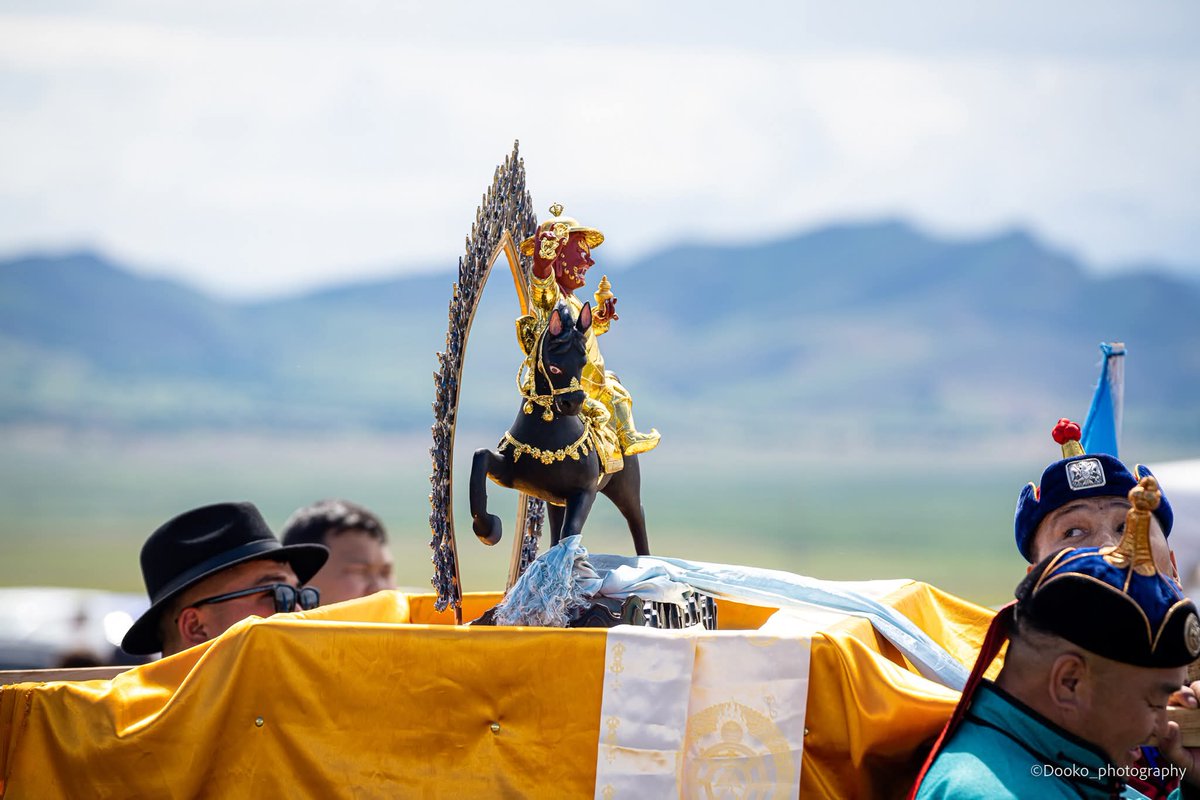 ...Нэгэндээ туслаад , нэгнээ ойлгоод ,  нэгэндээ хайртай бай
   Амьдрах тийм ч  амархан биш шүү... 
Сайхан амарцгаагаарай!