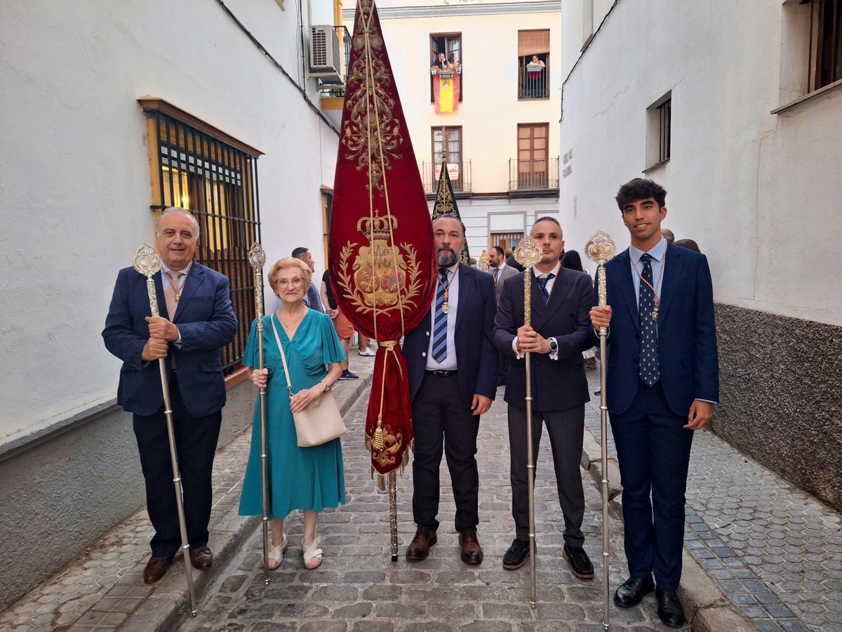 En la tarde de ayer, 12 de julio, acompañamos a la querida <a href="/CarmenStaAna/">Hdad. Carmen de Santa Ana</a> en su triunfal salida procesional desde nuestra parroquia de <a href="/SantaAnaTriana/">Real Parroquia de Señora Santa Ana</a>.