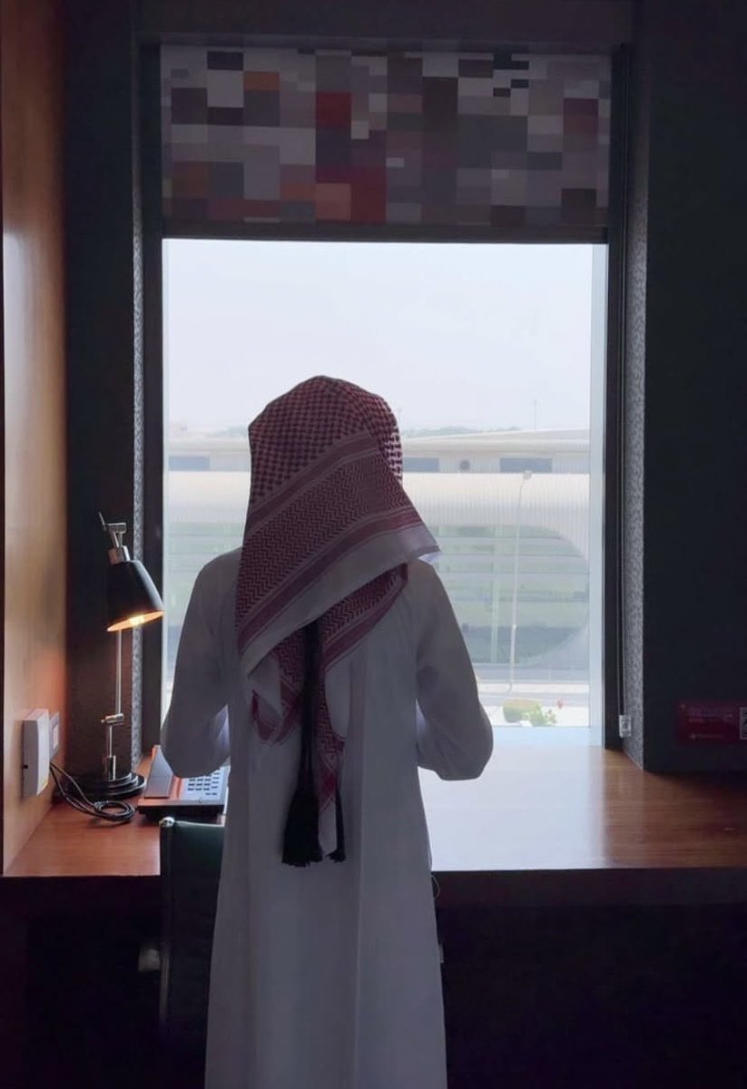 دامني مؤمن بـ ربي و قانع في عطاه
كل هم يضيّق الصدر .. بعطيه ظهري .