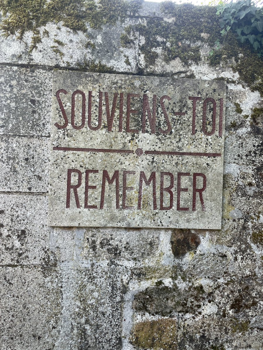 R_Hugon_43's tweet image. Malgré le nbre de visiteurs il règne ici une atmosphère pesante. Ils déambulent en silence dans les rues de #OradourSurGlane. Respectant la mémoire. N’oublions pas, Souviens toi !
Un jour je comprendrais pourquoi mes parents ne pardonneront pas aux 🇩🇪 les horreurs du #MontMouchet