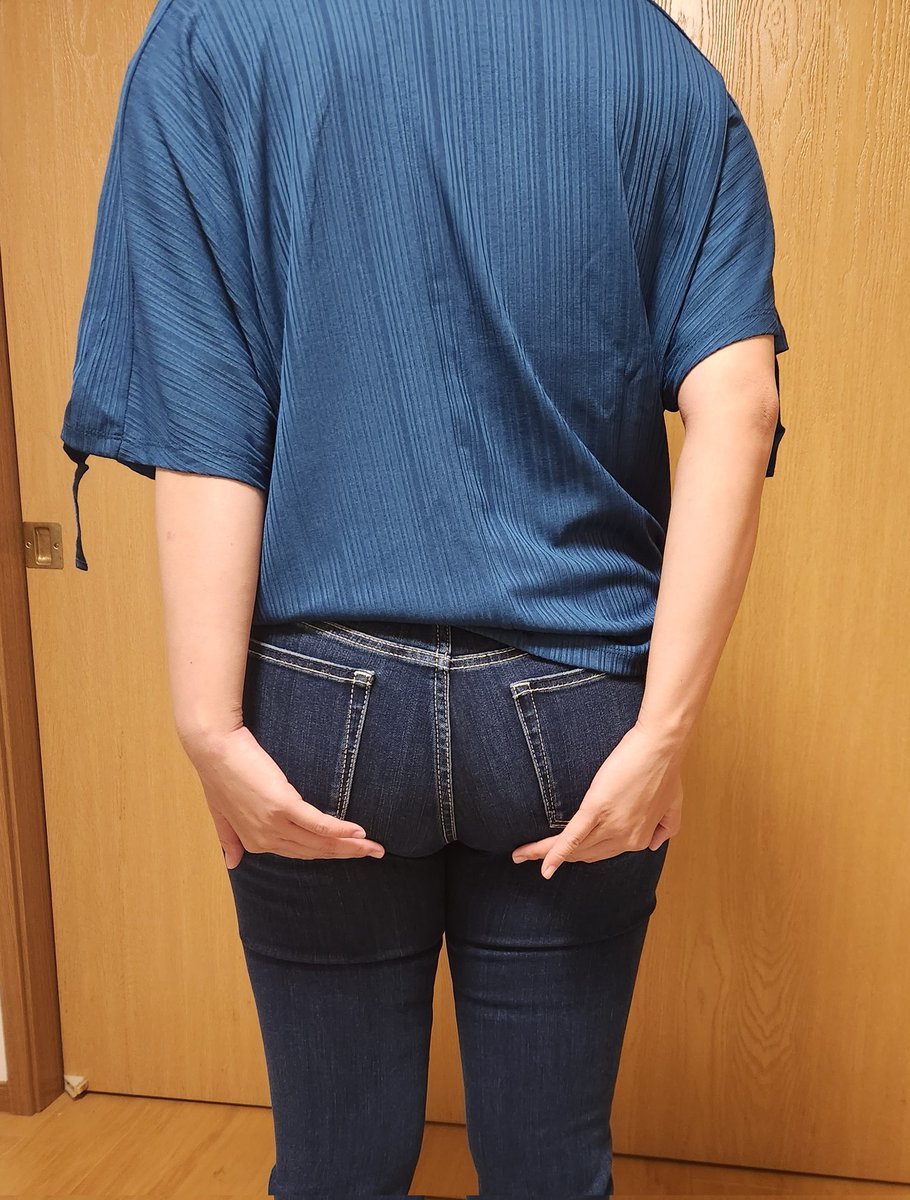 そして自分の尻肉を両手で掴む嫁😂