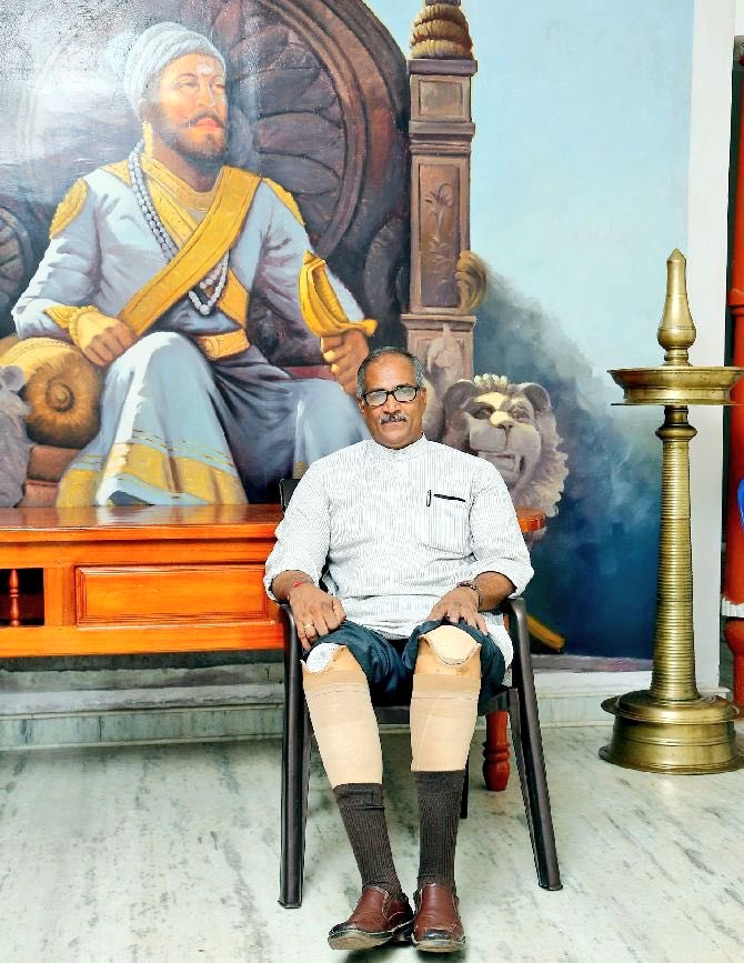 shriniwas_hr's tweet photo. दोनों पैरों के कट जाने के बाद भी वामपंथियों से बिना डरे, कृत्रिम पैरों के सहारे निरंतर सामाजिक क्षेत्र में क्रियाशील राष्ट्रीय स्वयंसेवक संघ के स्वयंसेवक मास्टर सदानंद जी का राष्ट्रपति द्वारा राज्यसभा के लिए मनोनीत होने पर हार्दिक शुभकामनाएं।
#उत्तिष्ठ_भारत https://t.co/BuqLwIOPDS