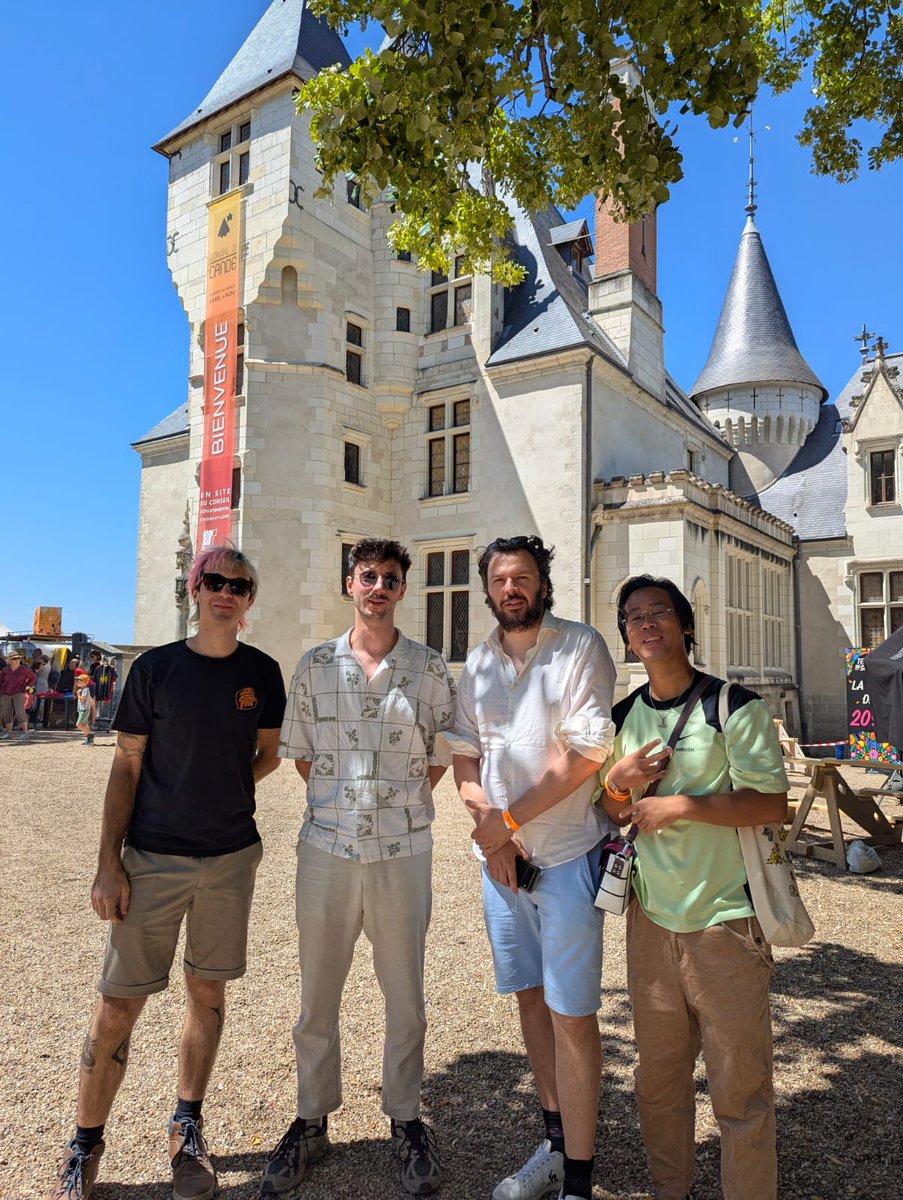 C'est la fin de ses 3 jours en direct du festival Terres du Son !

On se retrouve pour le prochain Pouce Café en direct des nouveaux locaux 💛💙