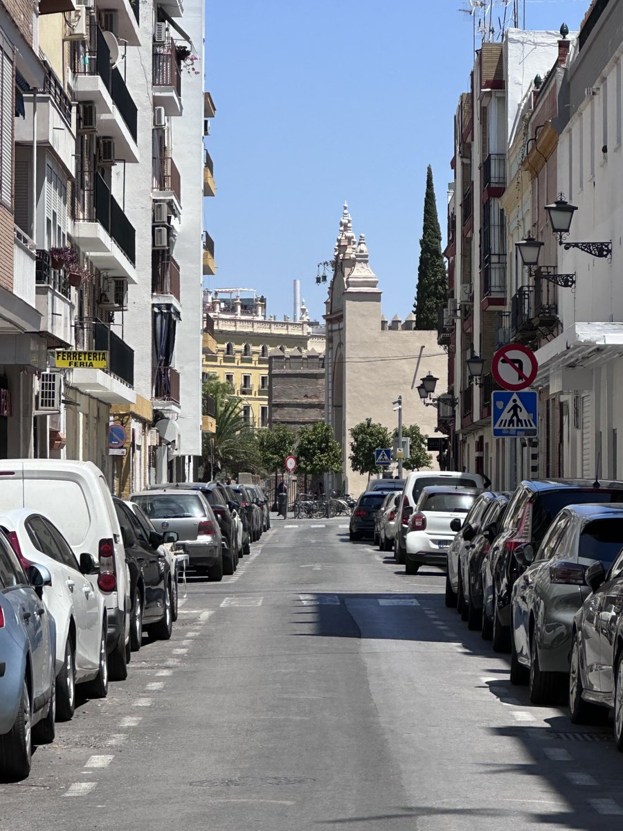 ArcoMacarena's tweet image. Al fondo a la derecha