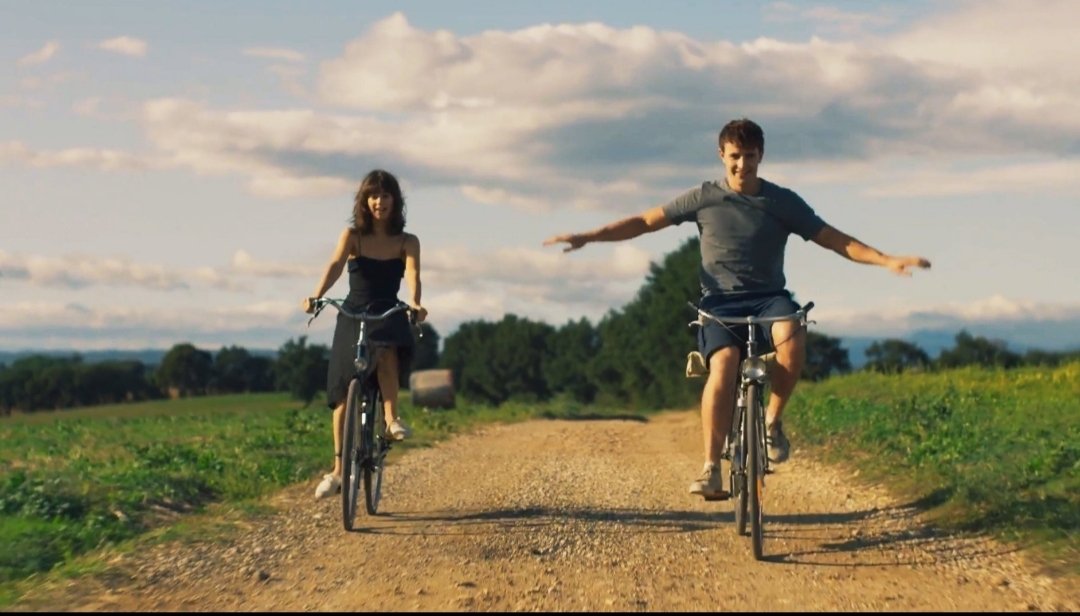 Sigo habitando en las bellas imágenes de "Normal People". Si algo me obsesiona y me perturba de esta admirable serie es el siguiente pensamiento: aunque se finja distancia, aunque se pretenda olvidar, esa persona especial sigue y seguirá ocupando todos nuestros pensamientos.