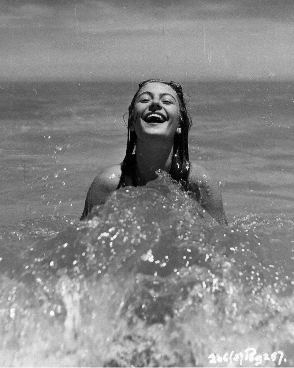 JuanmadelaPoza's tweet image. Los paseos por la playa desierta en invierno de #AnoukAimée al lado de #JeanLouisTrintignant en #UnHombreYUnaMujer marcaron algo más una época de sexo prohibido y silencioso, sirvieron además para tintarla de un gris magnético, untuoso y profundamente desolado.